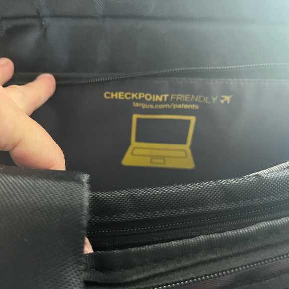 Targus Resolution laptop travel case with reinforced handle and strap - Picture 3 of 10